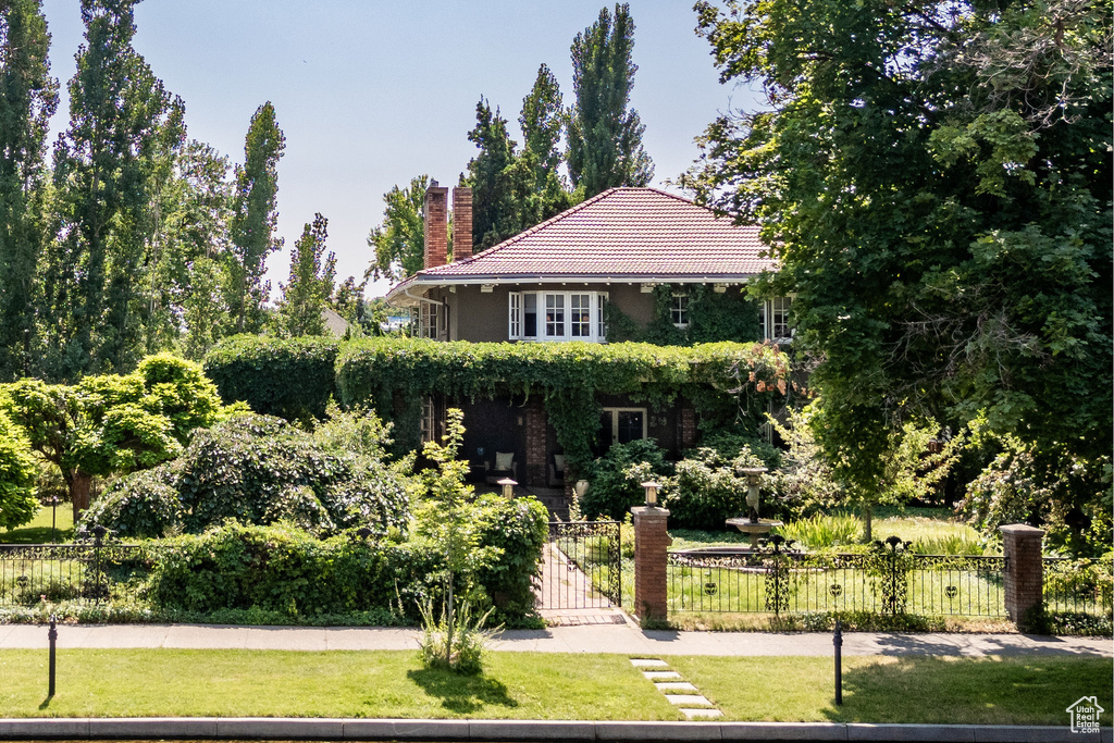 View of front facade featuring a front lawn