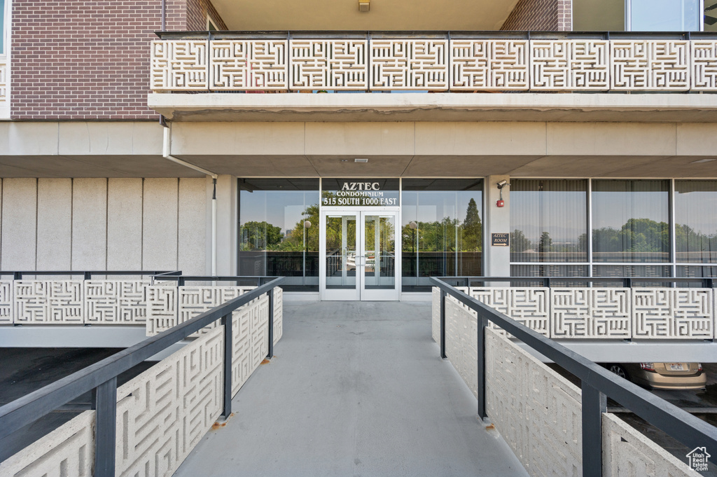 Property entrance with a balcony