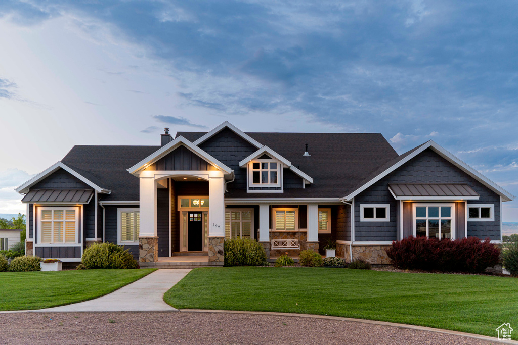 Craftsman inspired home featuring a front yard