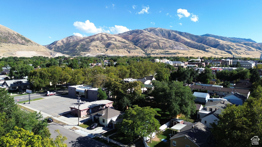 Birds eye view of property featuring a mountain view