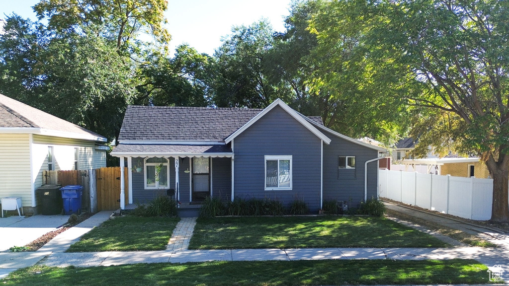 View of front facade with a front lawn