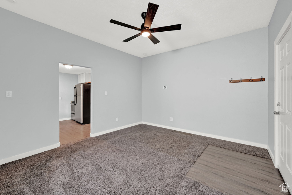 Carpeted spare room with ceiling fan