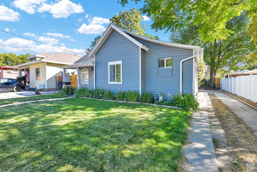 View of front of home featuring a front lawn