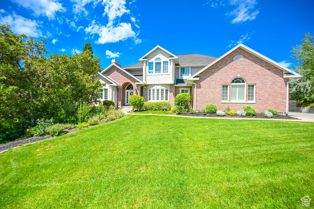 View of front of home featuring a front lawn