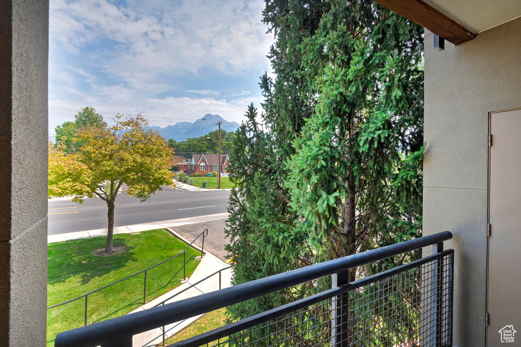 Balcony featuring a mountain view