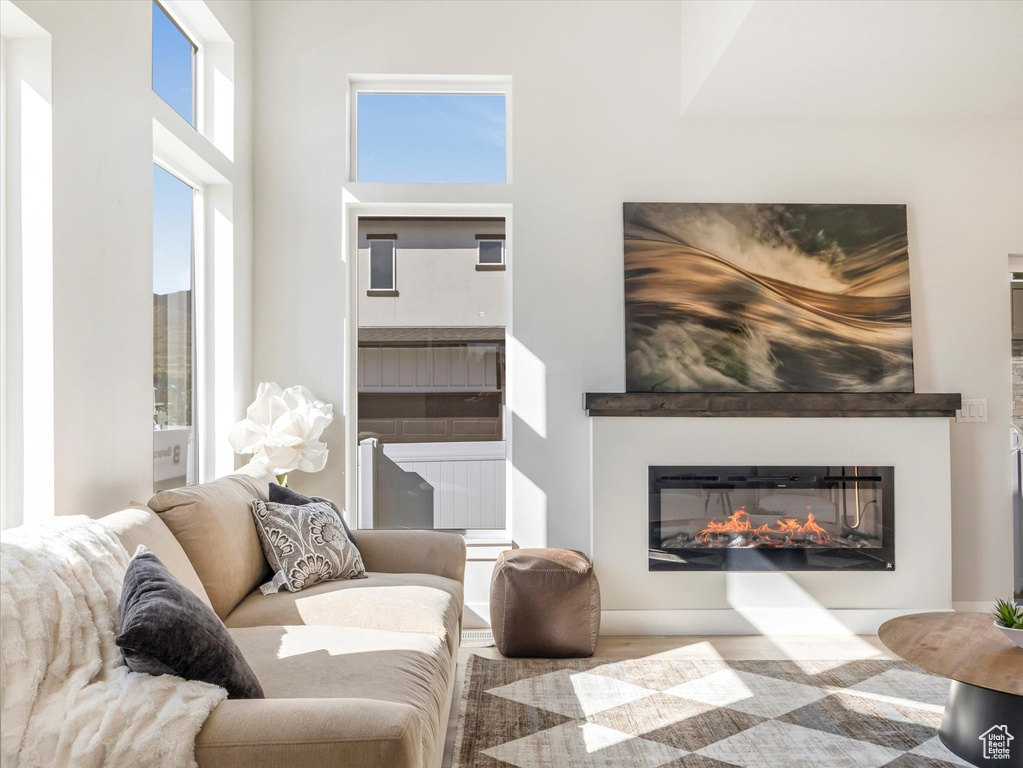 Living room with a high ceiling