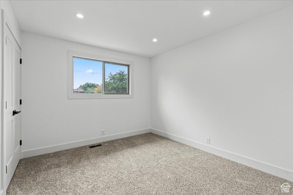 Unfurnished room featuring carpet