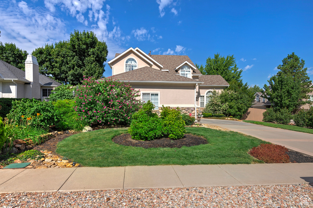 View of front of property featuring a front yard