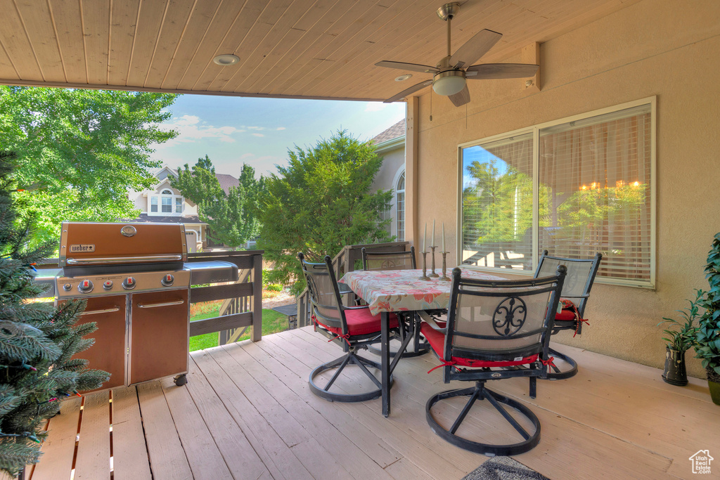 Deck featuring ceiling fan