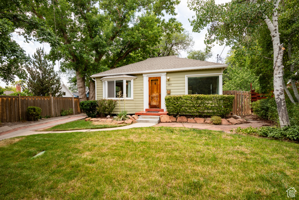 View of front of house featuring a front lawn