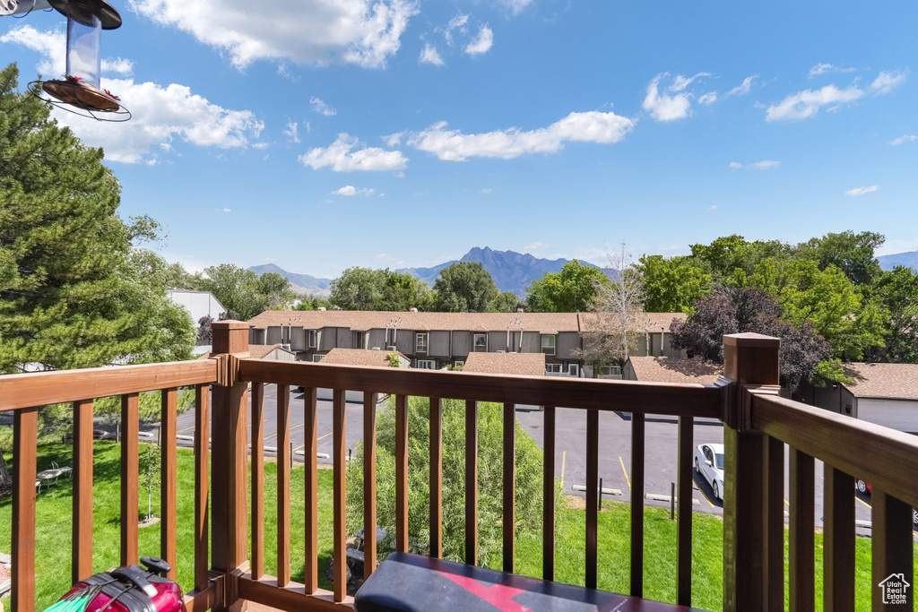 Balcony featuring a mountain view