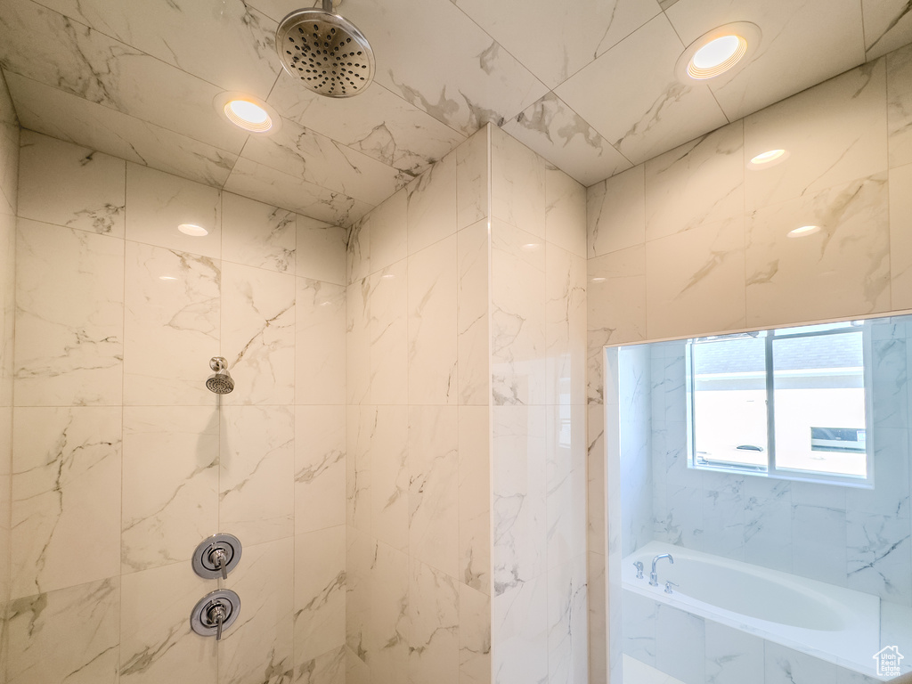 Bathroom with tiled shower / bath combo