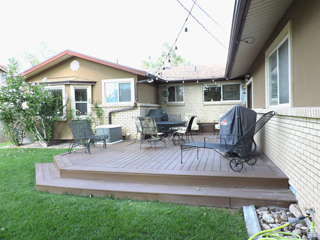 Deck with central AC unit and a yard