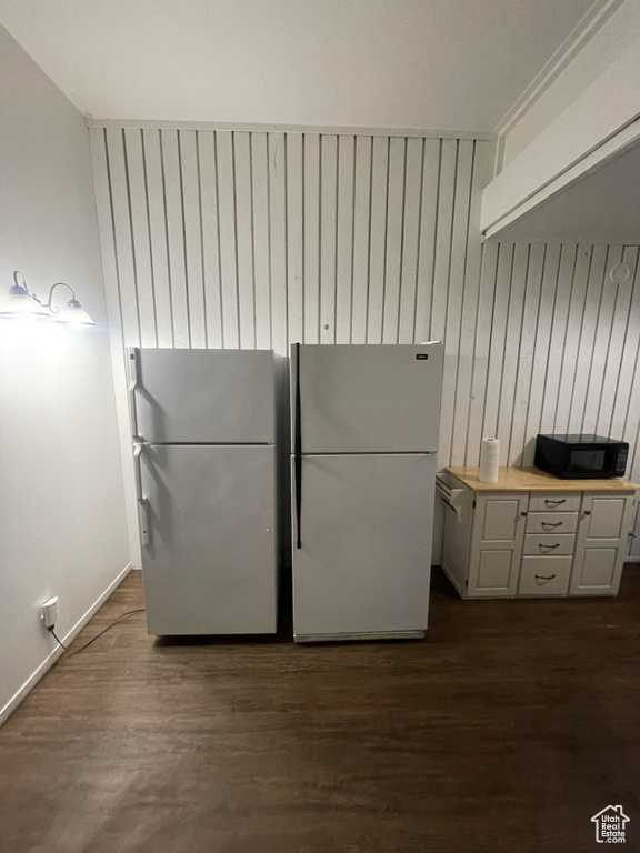 Laundry area with hardwood / wood-style floors