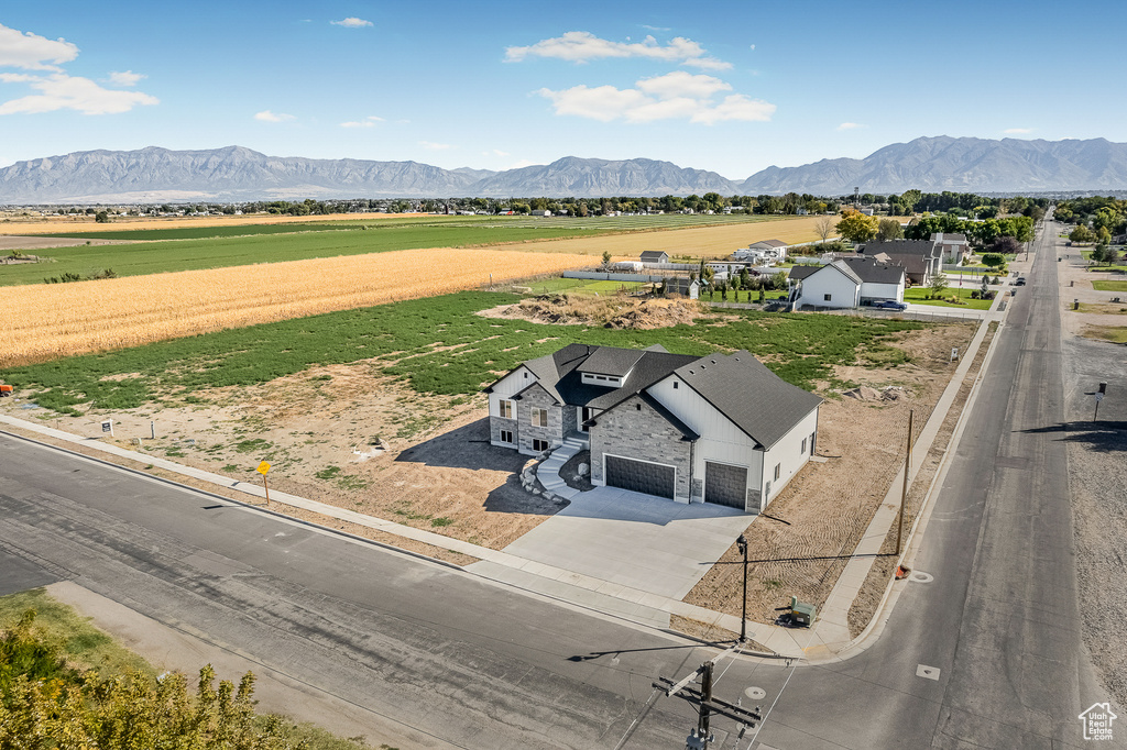 Aerial view with a mountain view