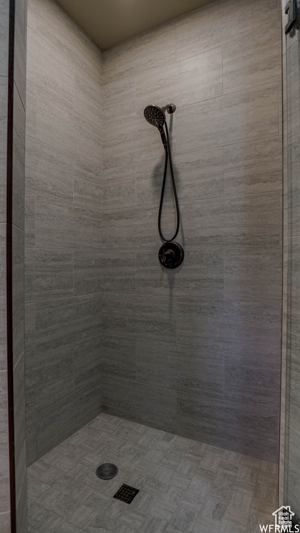 Bathroom featuring tiled shower