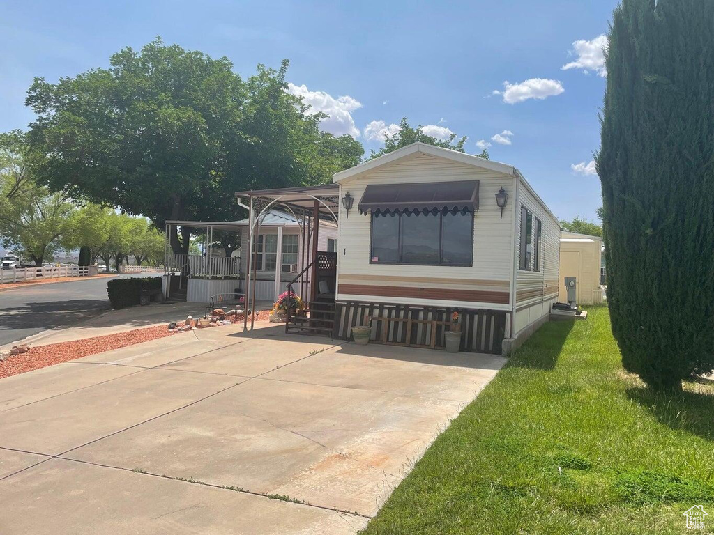 Manufactured / mobile home featuring a front lawn