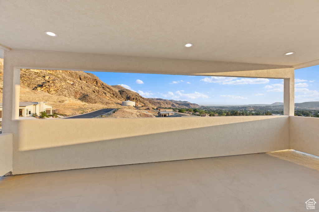 Balcony featuring a mountain view