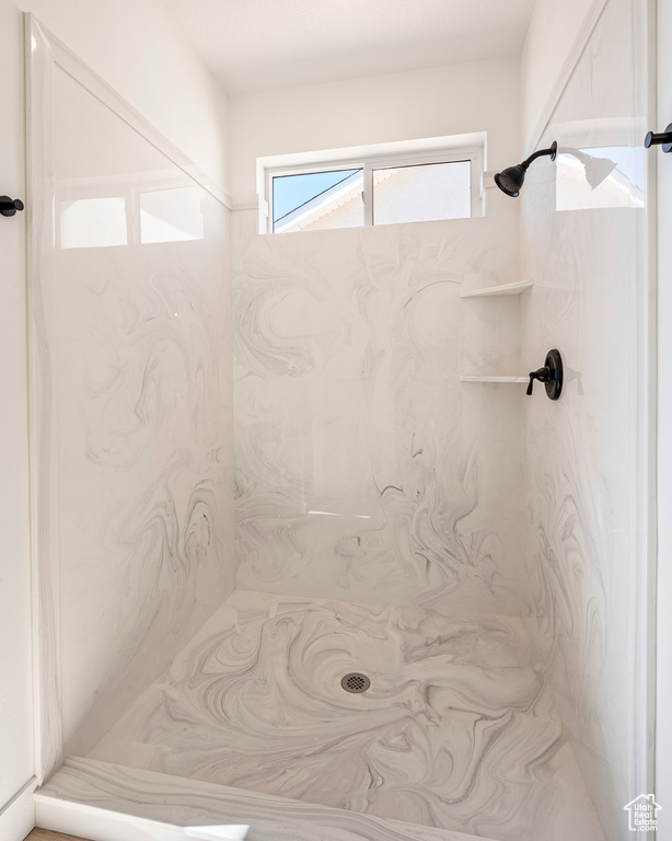 Bathroom featuring tiled shower