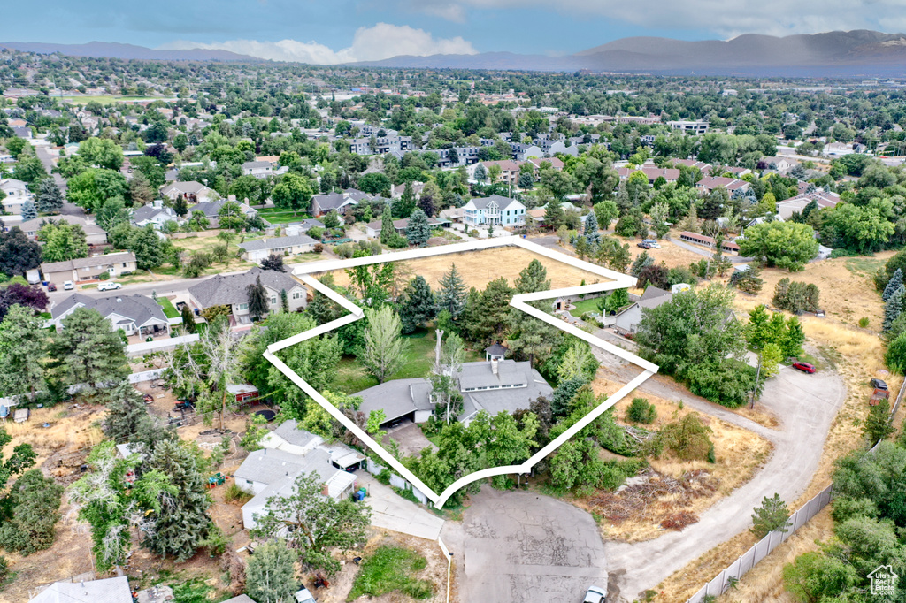 Bird\'s eye view with a mountain view