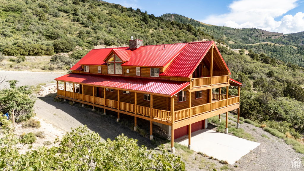 Log-style house with a mountain view and a balcony