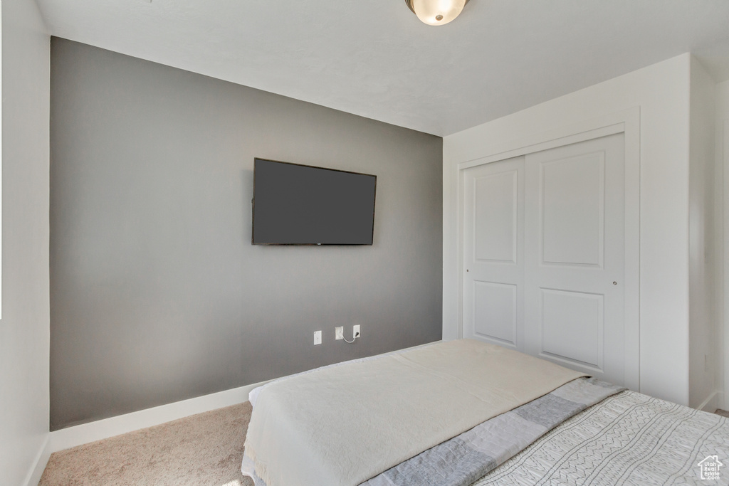 Bedroom with carpet flooring and a closet