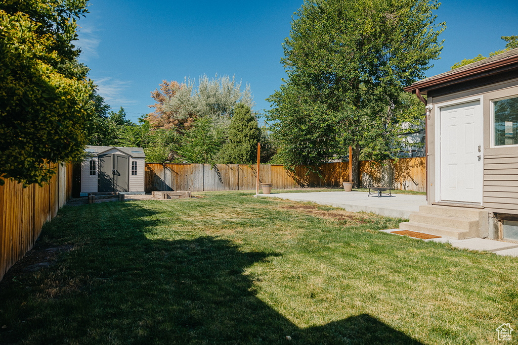 View of yard featuring a storage shed