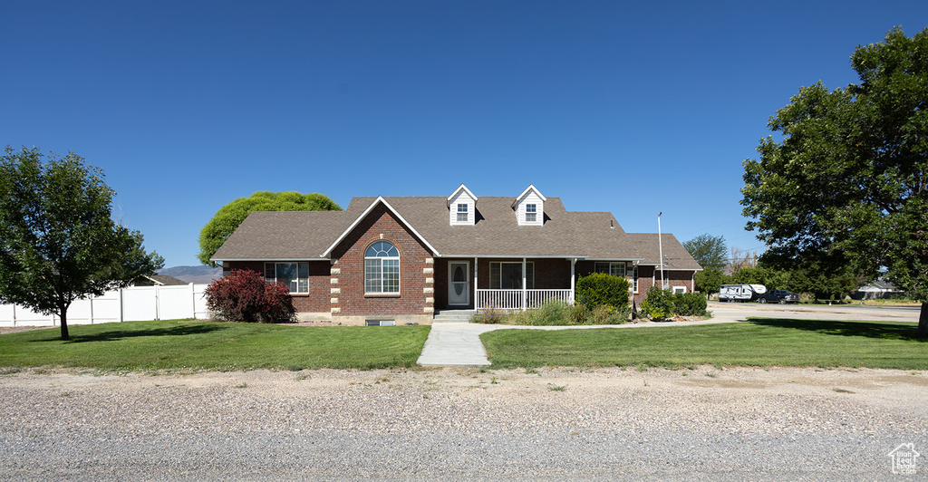 Cape cod house with a front yard