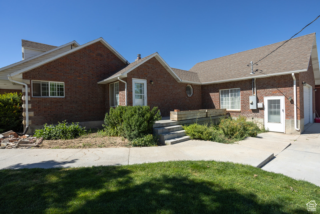 View of front facade with a front yard