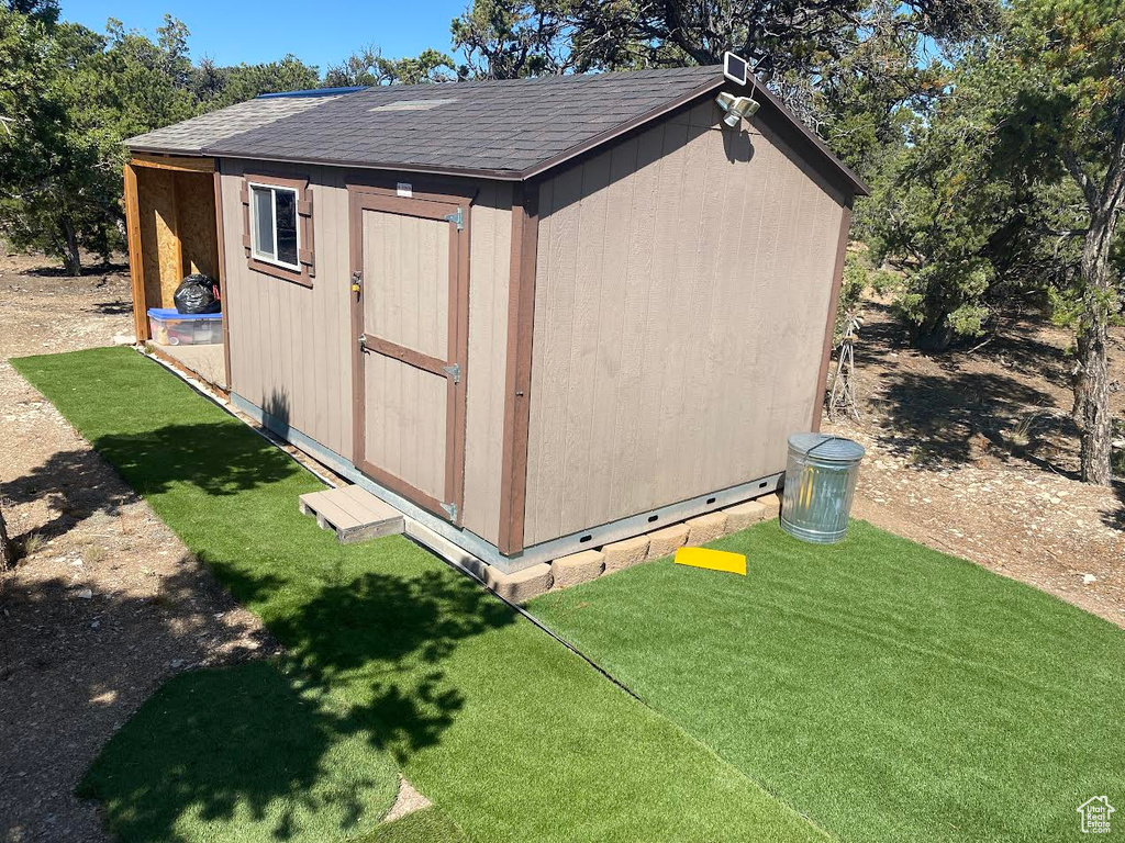 View of outbuilding with a yard