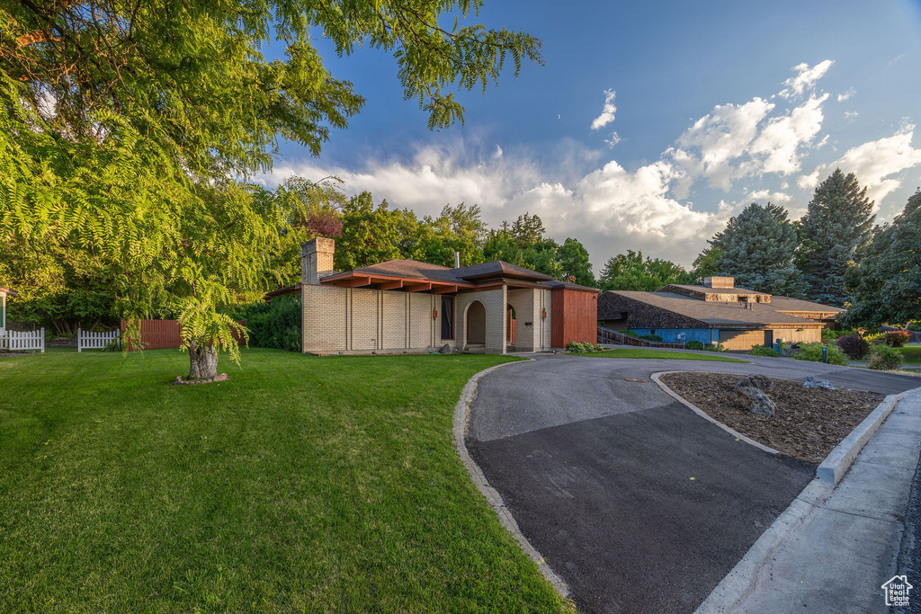 View of front of house featuring a front yard