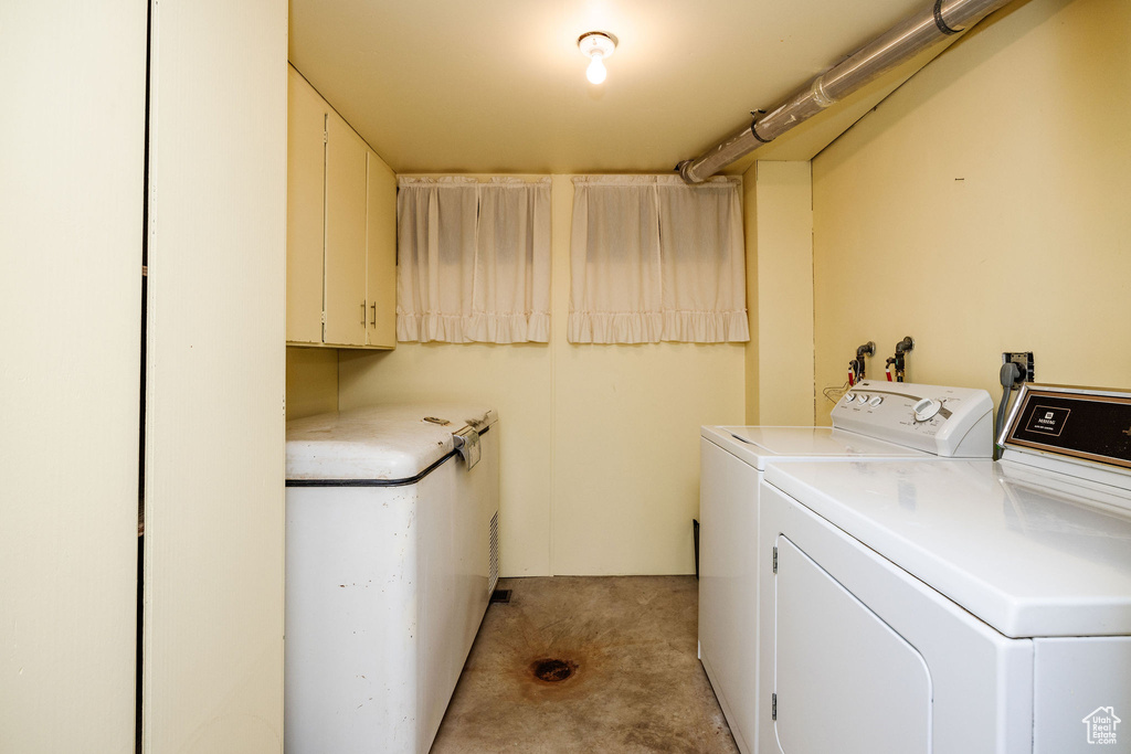 Clothes washing area with washing machine and clothes dryer