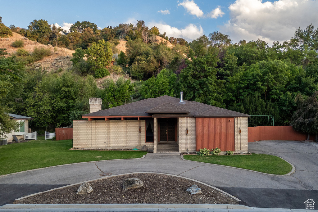 View of front of house featuring a front lawn