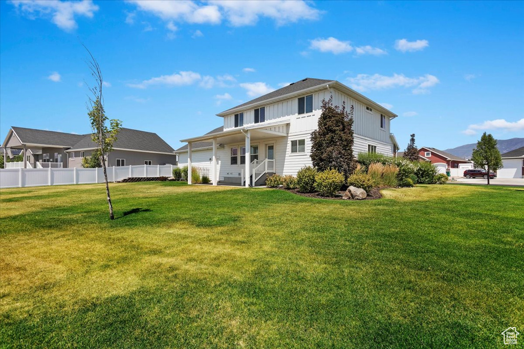 View of front facade with a front lawn