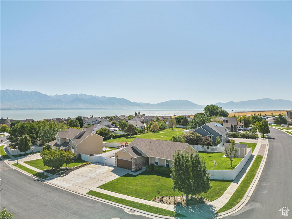 Drone / aerial view featuring a mountain view