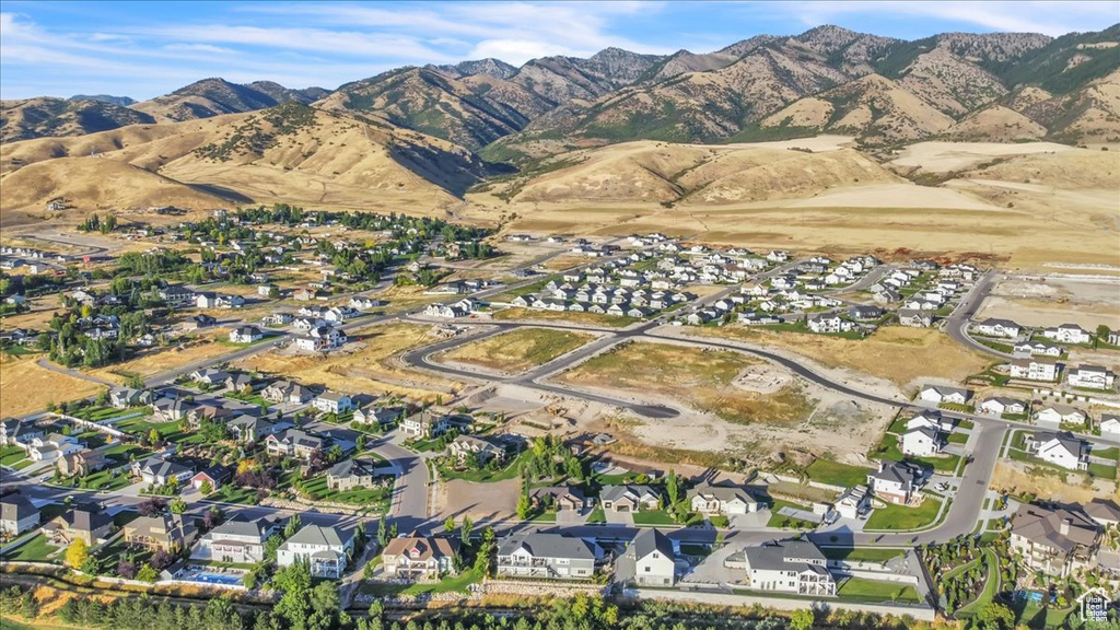 Aerial view with a mountain view