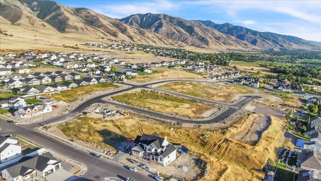 Bird\'s eye view with a mountain view