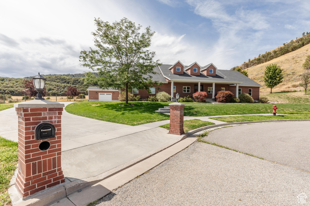 View of front of house featuring a front lawn