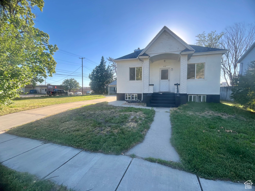 View of front facade with a front lawn