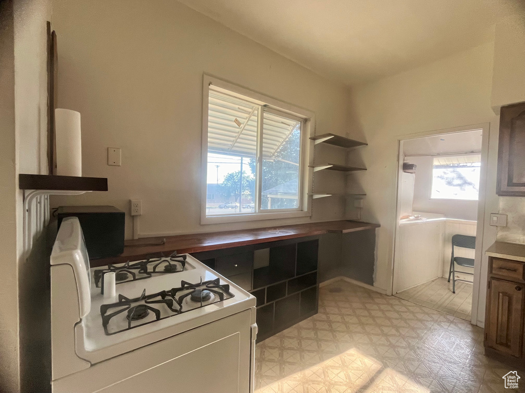 Kitchen with white range with gas cooktop