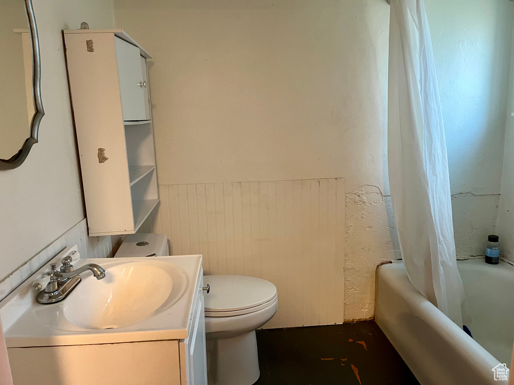 Full bathroom featuring vanity, toilet, and shower / tub combo with curtain