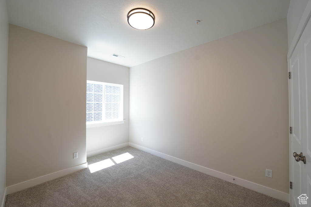 Empty room with light carpet