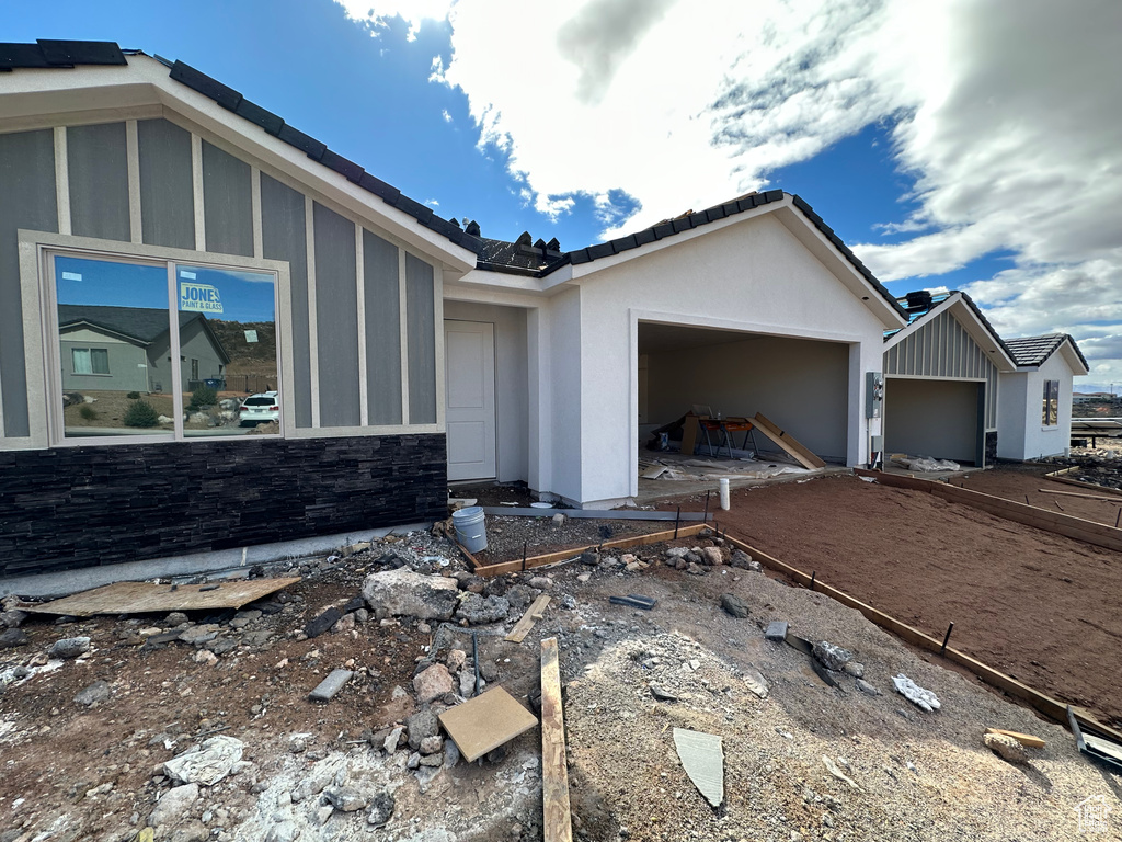 View of front of house featuring a garage