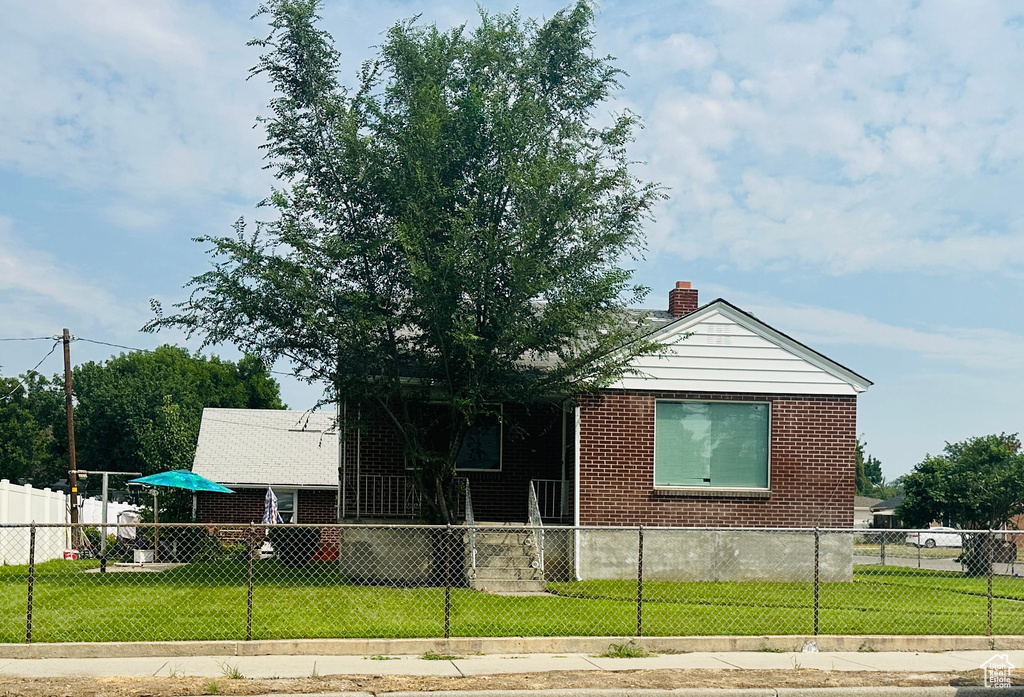 View of front of home featuring a front lawn