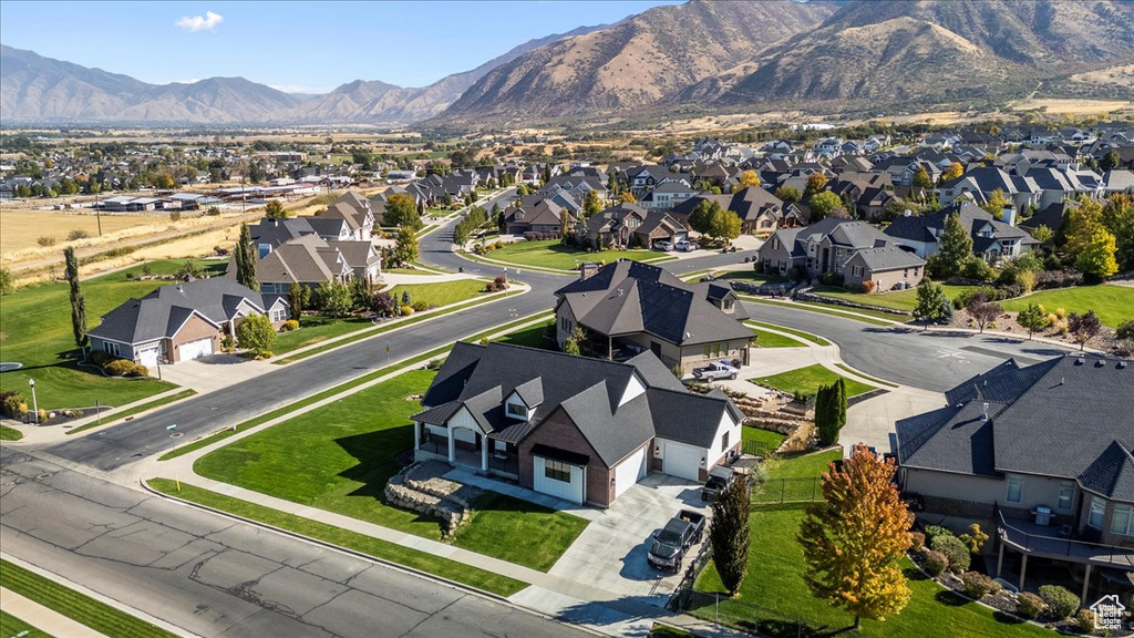 Birds eye view of property featuring a mountain view