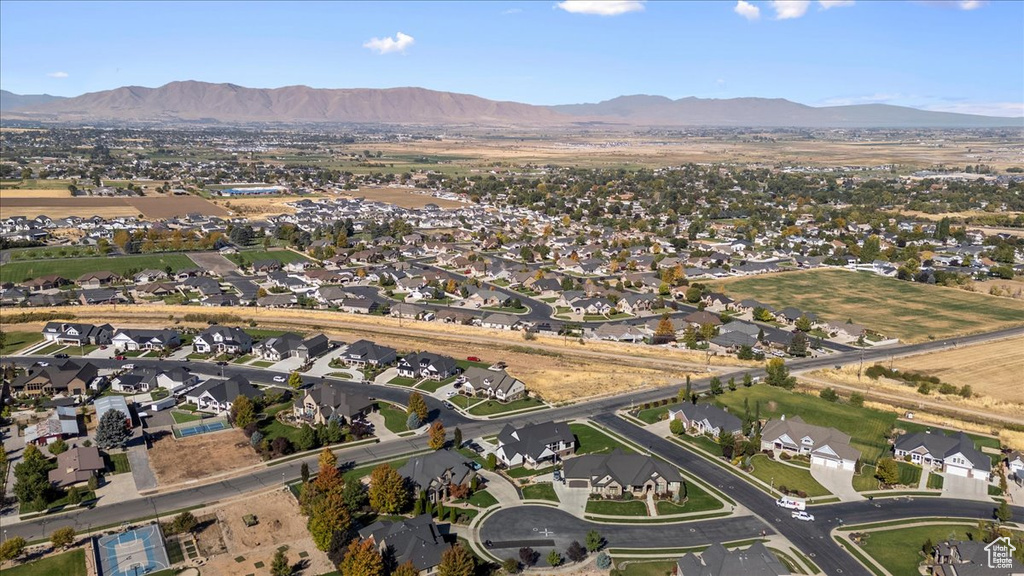 Bird\'s eye view with a mountain view