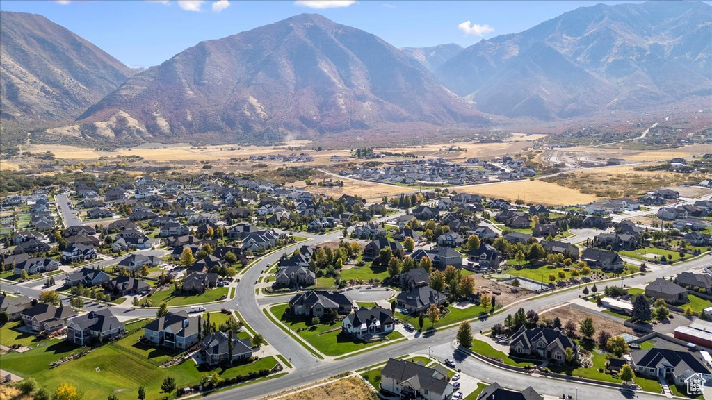 Aerial view with a mountain view