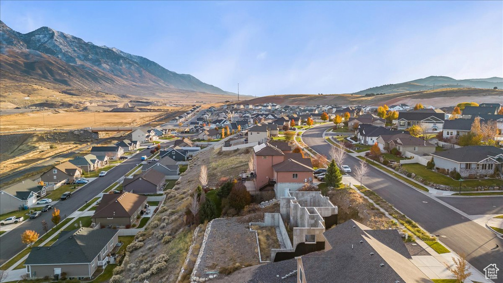 Bird\\\'s eye view with a mountain view