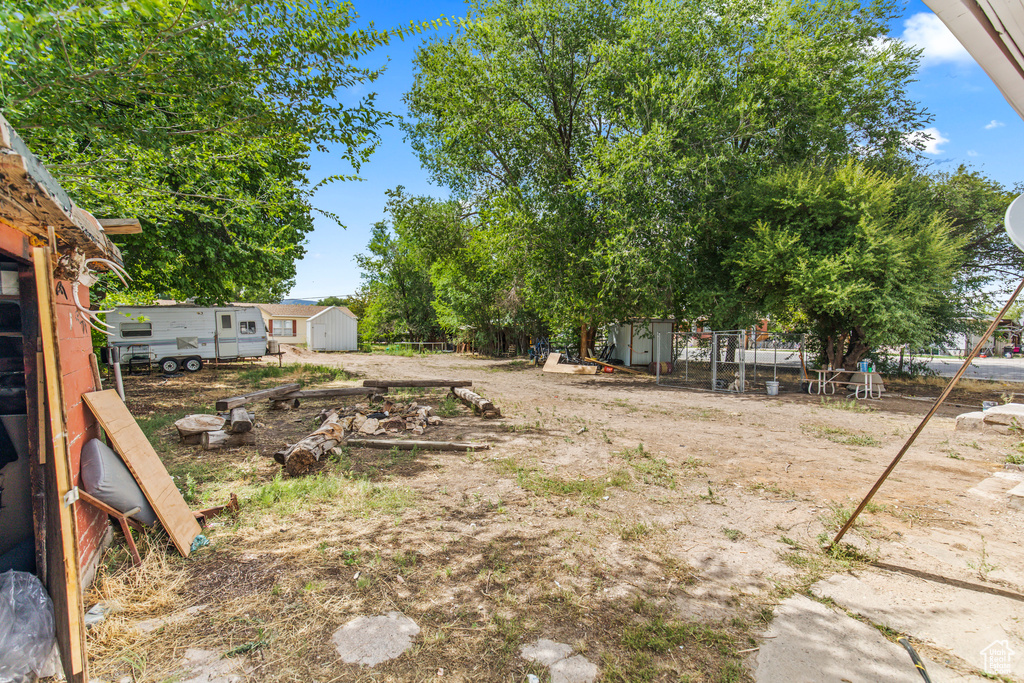 View of yard featuring a shed