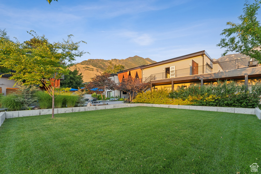 View of yard with a mountain view